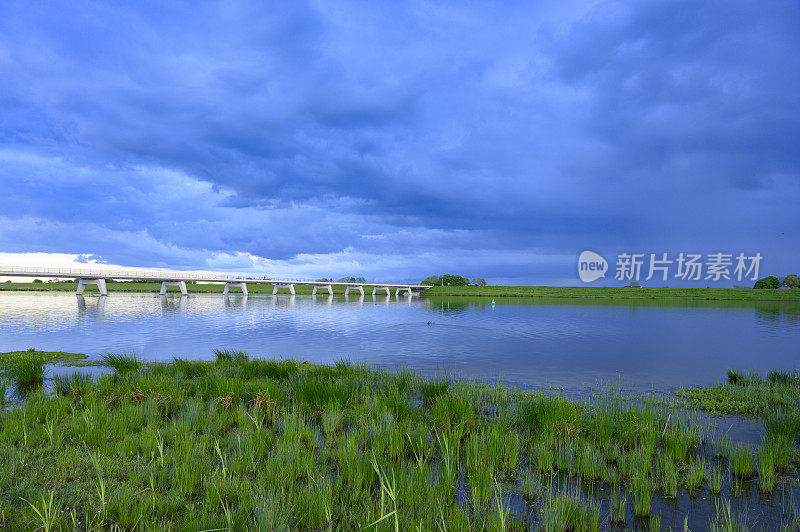 雷雨云接近IJsseldelta Kampen附近的reevdiep水道